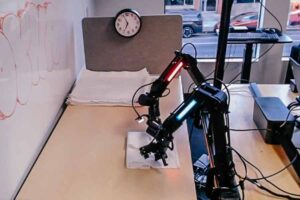 DYNA-1 dari Dyna Robotics hadir sebagai robot cerdas pertama yang mampu beroperasi otonom penuh selama 24 jam dengan tingkat keberhasilan 99,4 persen.