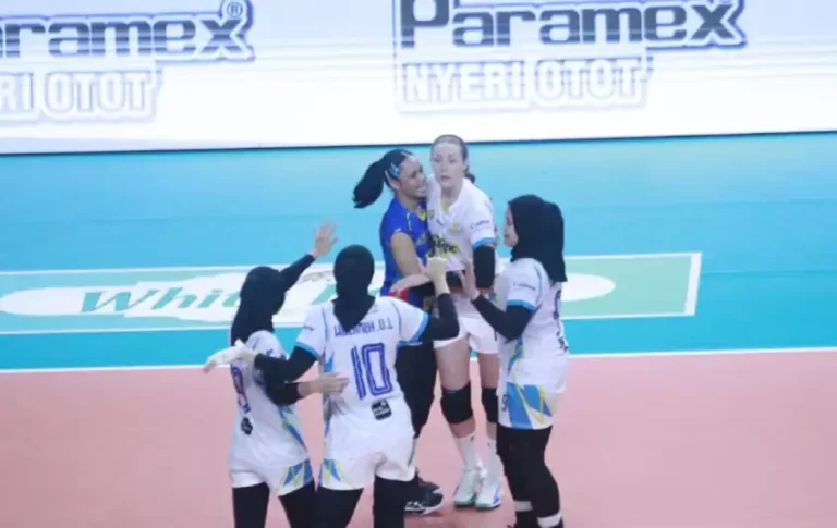 Jakarta Popsivo Polwan menang dramatis atas Jakarta Electric PLN 3-2 di Proliga 2025 dan memuncaki klasemen sementara final four.