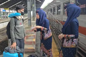 Wah, Selama 18 Hari Angkutan Lebaran ada 60 Penumpang Tertinggal KA di Divre IV Tanjungkarang 18 Hari Angkutan Lebaran, 60 Penumpang Terlambat dan Tertinggal Kereta Api