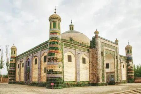 Rekomendasi 5 Destinasi Wisata Ramah Muslim di Tiongkok, Dimana Saja? Salah satu bangunan ikonik di Kashgar, Xinjiang (foto: Walter Frehner, unsplash)