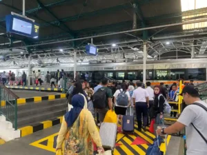 Arus Balik Lebaran Ramai, 30.197 Penumpang Diberangkatkan dari Daop 6 Yogyakarta Arus Balik Pasca Lebaran Kian Ramai, Sebanyak 30.197 Pelanggan Diberangkatkan dari Daop 6 Yogyakarta pada 5 April 2025