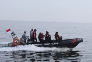 Bakamla RI Gelar Operasi Gabungan Awasi Orang Asing di Perairan Teluk Jakarta Bakamla RI bersama instansi terkait gelar operasi gabungan awasi aktivitas orang asing di Teluk Jakarta, cegah pelanggaran hukum di wilayah laut.