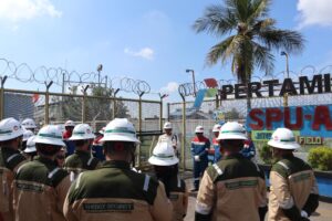 Pertamina EP Jatibarang Field menyampaikan prosedur keselamatan kepada mahasiswa UNHAN RI sebelum memasuki fasilitas Stasiun Pengumpul Utama (SPU-A).