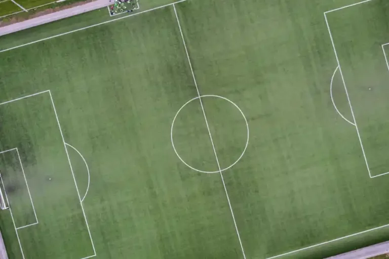 Persib vs Persis Solo: Tiket Laga Penentu Juara di Bandung Sudah Bisa Dipesan! Ilustrasi lapangan sepak bola (foto: Victor, unsplash)