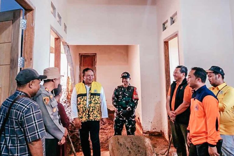 BPBD Jatim dan DPRD Salurkan Bantuan ke Korban Longsor di Mojo, Kediri BPBD Jatim dan DPRD salurkan bantuan untuk korban longsor di Mojo, Kediri. Akses jalan terputus dan tiga rumah direkomendasikan untuk relokasi.
