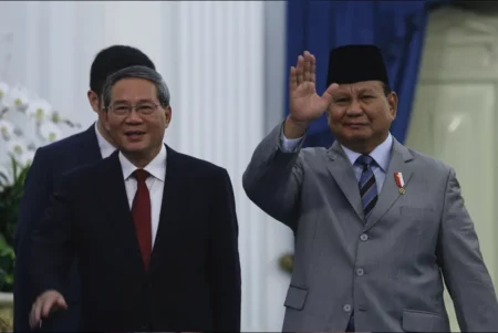 PM Tiongkok Sampaikan Salam Xi Jinping kepada Prabowo, Tegaskan Komitmen Masa Depan Bersama Perdana Menteri RRT Li Qiang bersama Presiden RI Prabowo Subianto