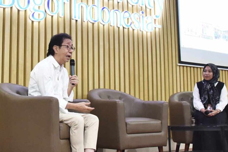 Direktur PT Sido Muncul, Irwan Hidayat, saat berbicara sebagai narasumber utama dalam kuliah tamu di IPB (foto: Dok Humas IPB)