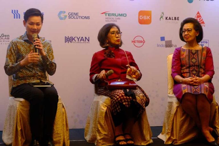 Dari kiri ke kanan, CEO MRCCC Siloam Hospitals Semanggi, dr. Edy Gunawan, MARS, Principal Investigator Genome Diversity and Disease at Mochtar Riady Institute for Nanotechnology, Prof. dr. Herawati Sudoyo, MS, PhD, dan Hospital Director MRCCC Siloam Hospitals Semanggi, dr. Adityawati Ganggaiswari, M.Biomed (foto: Titik Kartitani)