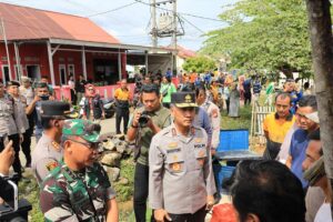 Bengkulu Berstatus Tanggap Darurat Gempa, Warga Diungsikan Karena Rumah Rusak Kapolda Bengkulu Irjen Pol Mardiyono saat meninjau warga terdampak bencana gempa bumi di Bengkulu