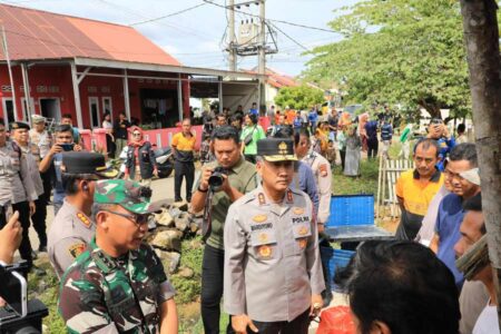 Bengkulu Berstatus Tanggap Darurat Gempa, Warga Diungsikan Karena Rumah Rusak Kapolda Bengkulu Irjen Pol Mardiyono saat meninjau warga terdampak bencana gempa bumi di Bengkulu