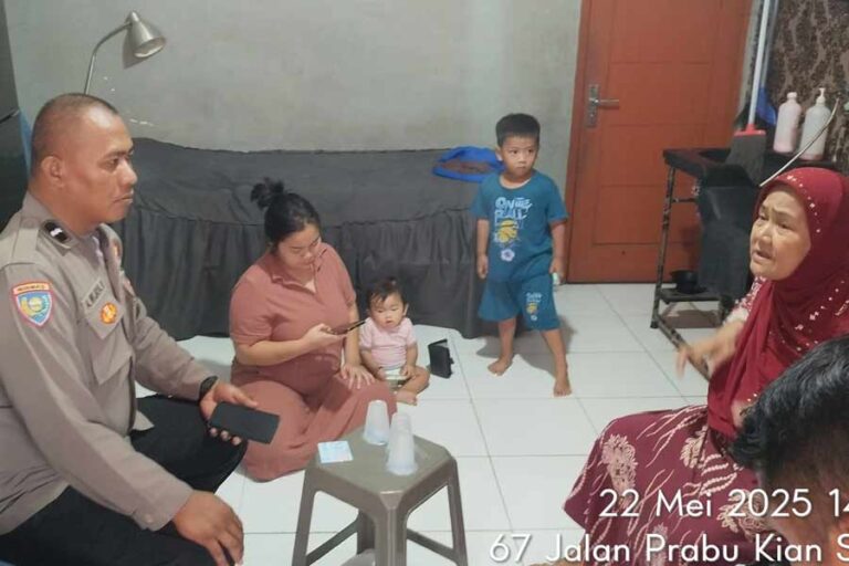Warga Tangerang Jadi Korban Hipnotis Bermodus Pengobatan, Cincin Emas 10 Gram Raib Polsek Jatiuwung selidiki kasus hipnotis bermodus pengobatan di Periuk, Tangerang. Korban kehilangan cincin emas 10 gram, pelaku masih dalam penyelidikan.