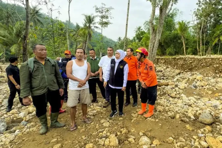 Gubernur Khofifah tinjau lokasi longsor Trenggalek