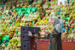 Gubernur Khofifah ajak ribuan guru TK Muslimat NU Kabupaten Malang untuk terus produktif cerdaskan generasi bangsa, dalam Harlah ke-79 Muslimat NU.