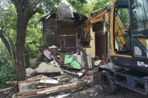 13 bangunan liar di bantaran Sungai Lamong, Surabaya ditertibkan Pemkot dan BBWS Bengawan Solo untuk kelancaran pemeliharaan infrastruktur sungai.