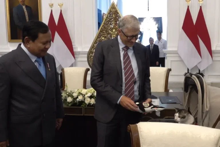 Momen Hangat Bill Gates Beri Hadiah untuk Kucing Prabowo Pertemuan Presiden Prabowo dengan Bill Gates diwarnai momen unik saat Gates memberi hadiah boneka paus untuk kucing kesayangan Prabowo, Bobby Kertanegara.