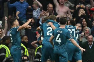 Arsenal vs Bournemouth: Aksi Gemilang Huijsen dan Evanilson Tundukkan The Gunners Bournemouth merayakan kemenangannya atas Arsenal (foto: facebook @afcb)