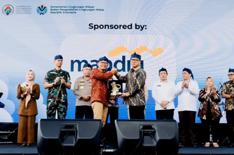 Bank Mandiri Dorong Inklusi Keuangan Desa Lewat Kolaborasi BUMDes dan UMKM Bank Mandiri tingkatkan inklusi keuangan desa melalui BUMDes, pelatihan, digitalisasi UMKM, dan pembangunan infrastruktur wilayah 3T.