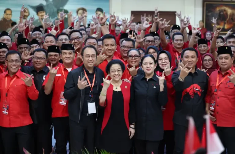 Megawati, Puan, dan Prananda Kompak Pekik Merdeka dan Salam Tiga Jari Bareng Kepala Daerah PDIP Megawati, Puan, dan Prananda pekik Merdeka dan salam tiga jari bersama kepala daerah PDIP saat pembekalan di Sekolah Partai, Jakarta Selatan.