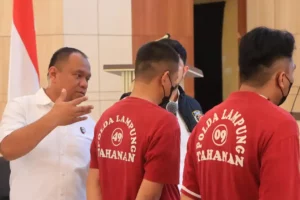 Polda Lampung ungkap kasus pemalsuan BBM di dua SPBU Lampung Tengah, dua pelaku diamankan dan terancam hukuman penjara 6 tahun serta denda Rp 60 miliar.