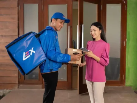 Lazada hadirkan diskon servis kendaraan dan akses pendidikan bagi mitra kurir LEX untuk dukung operasional harian dan kesejahteraan mereka.