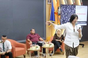 Media Sosial: Dari Ruang Demokratis Menjadi Alat Represi Digital demokrasi digital, Merlyna Lim, algoritma media sosial, FISIP UNDIP, politik digital, kuliah umum UNDIP, ruang publik online, polarisasi digital