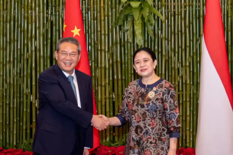 Puan Maharani Ajak China Dukung Perdamaian ASEAN dan Isu Kemanusiaan Palestina Puan Maharani ajak China perkuat stabilitas di ASEAN dan dukung solusi damai Palestina saat bertemu PM Li Qiang di Gedung DPR RI.