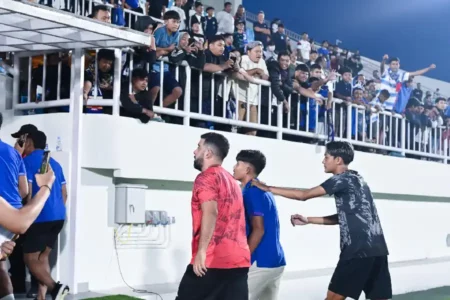 Arema FC kecewa atas insiden pelemparan bus Persik Kediri di Kanjuruhan. Klub pertimbangkan tak lagi gunakan kandang sendiri demi keamanan dan integritas.