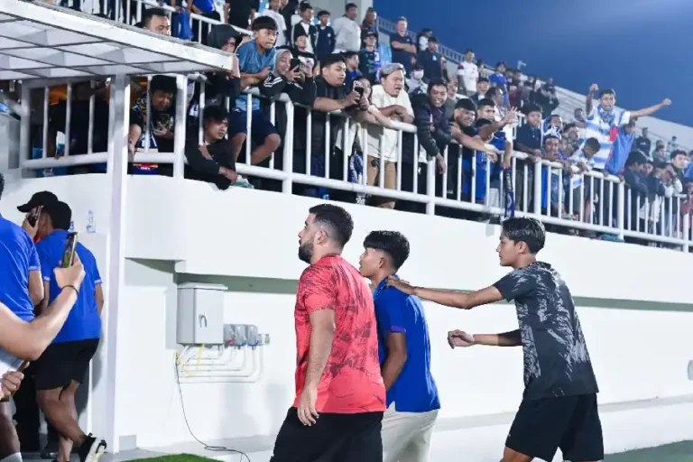 Arema FC kecewa atas insiden pelemparan bus Persik Kediri di Kanjuruhan. Klub pertimbangkan tak lagi gunakan kandang sendiri demi keamanan dan integritas.