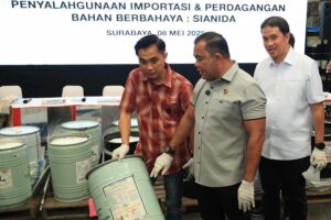 Bareskrim Polri bongkar perdagangan ilegal sianida di Surabaya dan Pasuruan. Tersangka SE impor 9.888 drum sianida, omzet Rp 59 miliar.