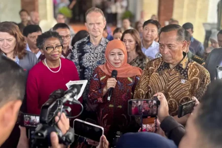 King’s College London Resmikan Kampus di KEK Singhasari Malang, Khofifah: Ini Cangkok SDM Kelas Dunia Kampus King’s College London resmi hadir di KEK Singhasari Malang. Gubernur Khofifah sebut ini langkah strategis cangkok SDM berkelas dunia.
