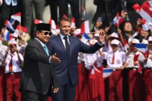 Prabowo dan Ribuan Pelajar beri Sambutan Hangat untuk Macron
