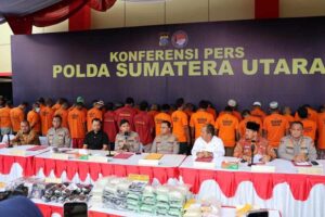Polda Sumut ungkap 322 kasus narkoba sejak awal 2025, sita 160 kg sabu dan ribuan pil ekstasi. 499 tersangka ditangkap dari jaringan lokal hingga internasional.