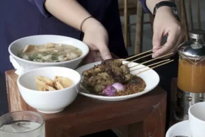 ARTOTEL TS Suites Surabaya hadirkan “The Local Hawkers”, program kuliner kolaboratif bersama UMKM lokal dalam kampanye “Act Like a Local”.