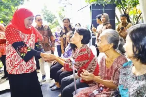 Gubernur Khofifah Rayakan HLUN 2025 di Surabaya: Potong Tumpeng, Serukan Ajakan Peduli Lansia Gubernur Khofifah rayakan HLUN 2025 bersama lansia di Surabaya