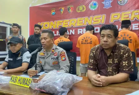 Tiga mahasiswa STIKES BBM Majene jadi tersangka kasus penganiayaan saat aksi unjuk rasa. Korban alami luka, pelaku terancam hukuman 5,5 tahun penjara.