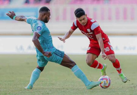 Aksi Althaf Indie saat dihadang pemain PSBS Biak dalam laga pekan ke-32 Liga 1 2024/2025 di Stadion Lukas Enembe (foto: Dok Persis)
