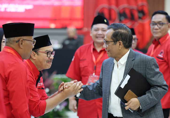 Mahfud MD ingatkan kepala daerah PDIP untuk waspada jebakan korupsi saat pembekalan di Sekolah Partai, Sabtu (17/5/2025), Jakarta Selatan.