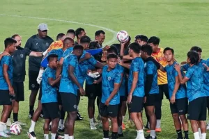 Tim Arema FC saat berlatih di Stadion Manahan (foto: Dok Arema FC)