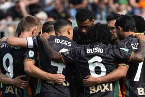 Venezia FC menang 2-1 atas Fiorentina di pekan ke-36 Serie A. Kemenangan penting ini menjaga peluang mereka bertahan di kasta tertinggi.
