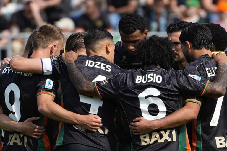 Venezia FC Taklukkan Fiorentina 2-1, Asa Si Laguna Bertahan di Serie A Tetap Terjaga Venezia FC menang 2-1 atas Fiorentina di pekan ke-36 Serie A. Kemenangan penting ini menjaga peluang mereka bertahan di kasta tertinggi.