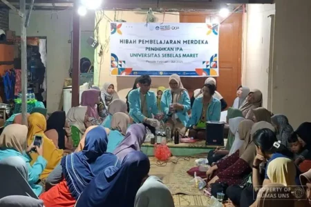 Mahasiswa KKN Universitas Sebelas Maret (UNS) Surakarta sosialisasikan pembuatan Eco-Enzyme ke warga Sukoharjo (foto: Dok Humas UNS)