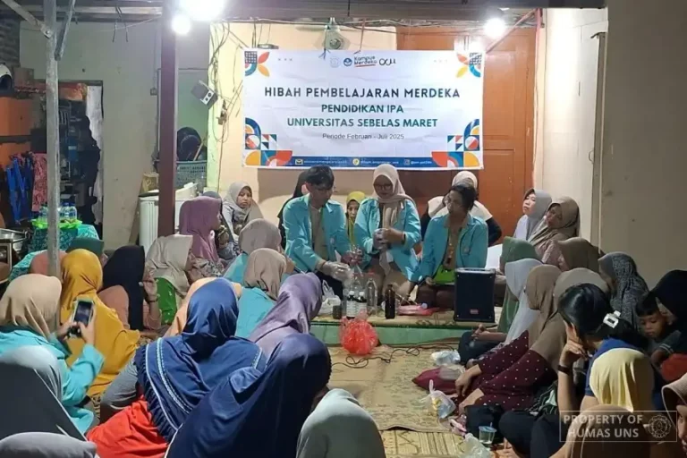 Mahasiswa KKN Universitas Sebelas Maret (UNS) Surakarta sosialisasikan pembuatan Eco-Enzyme ke warga Sukoharjo (foto: Dok Humas UNS)