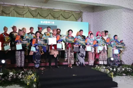 Akhdan dan Alma Terpilih sebagai Duta Bahasa Jawa Timur 2025 Penobatan Duta Bahasa Jawa Timur 2025.