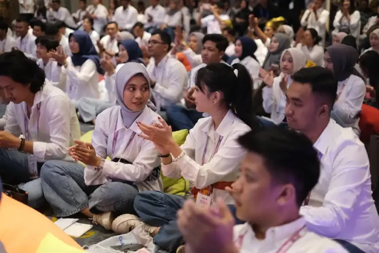 YCC 2025 hadir di Surabaya, libatkan anak muda dari 98 kota untuk bertukar ide dan ciptakan solusi inovatif untuk masa depan perkotaan.