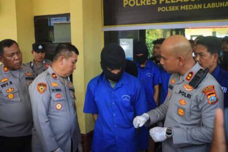 Polisi Tangkap 7 Pelaku Tawuran Berdarah di Medan Deli, Kapolres Ultimatum DPO Polisi tangkap 7 pelaku tawuran berdarah di Medan Deli, satu remaja tewas. Kapolres Belawan beri ultimatum tegas kepada 3 pelaku buron.