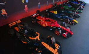 Formula 1 hadirkan parade mobil LEGO bisa dikendarai di GP Miami 2025, tandai kemitraan kreatif dengan LEGO dan tur keliling dunia.