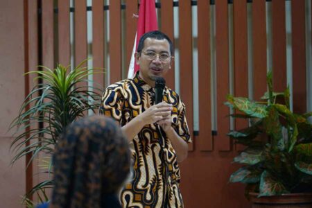 AstraZeneca dan CISC Dorong Skrining Kanker Paru Lebih Dini, LDCT dan Tes EGFR Jadi Kunci Dr. Jamal Zaini, Ph.D, Sp.P.K.R, Subsp. Onk.T. (K), Spesialis Pulmonologi dan Kedokteran Respirasi Subspesialis Onkologi Toraks