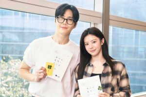 Kim Seon Ho dan Go Youn Jung Bintangi Drama Korea Terbaru Netflix, Can This Love Be Translated? Go Youn-jung dan Kim Seon-ho dalam Can This Love Be Translated? (2025) (foto: Dok Netflix)