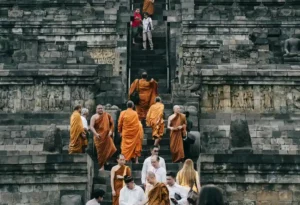 Sejumlah Biksu Buddha berjalan di tangga Borobudur pada Hari Waisak