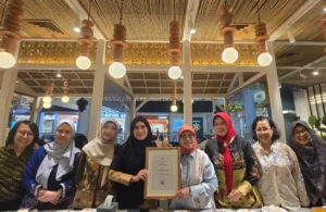 Hari Bidan Internasional, Momen Penghormatan Pada Kemanusiaan di Dunia Bidan Tessa Siswina saat mendapat penghargaan dari Kemenkes setelah membantu proses persalinan di pesawat Citilink (foto: Dok Kemenkes)